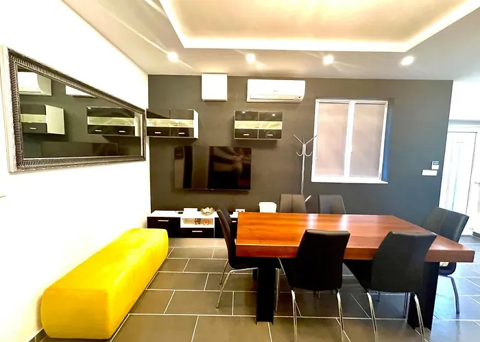 Peter & Roza Modern Apartmanhaz ****