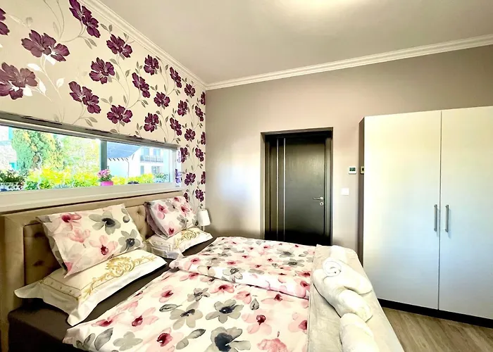 Peter & Roza Modern Apartmanhaz ****