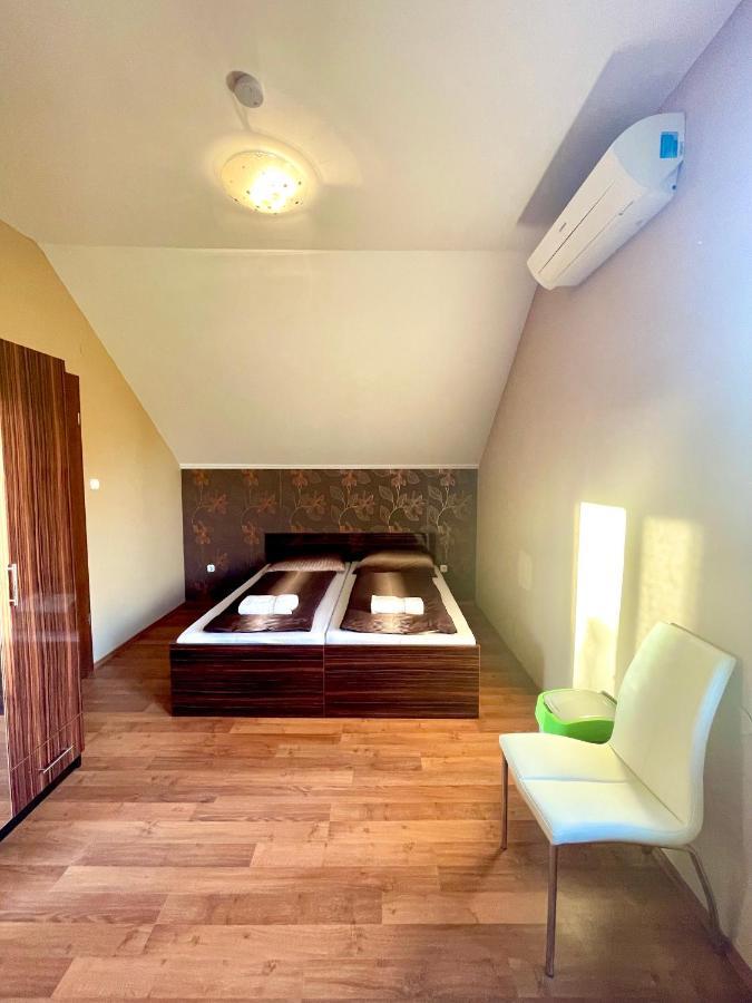 Apartment Peter & Roza Modern Apartmanhaz **** *
