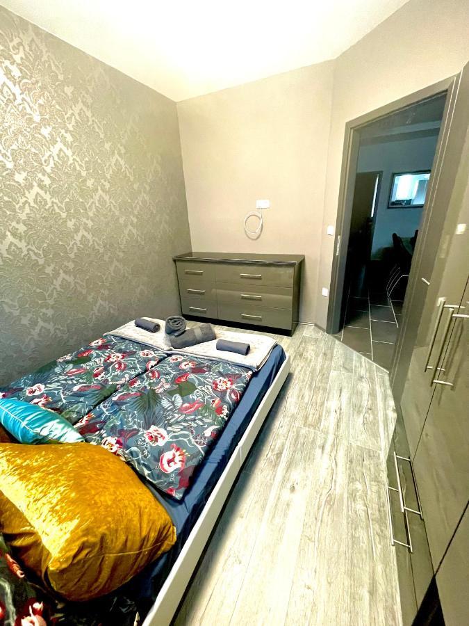 Peter & Roza Modern Apartmanhaz ****